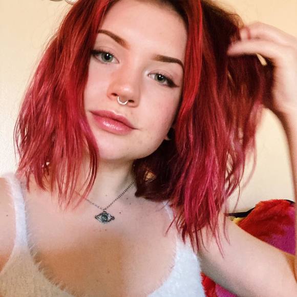 Profile Picture of Paige Laurin (@paigeml3) on Poshmark