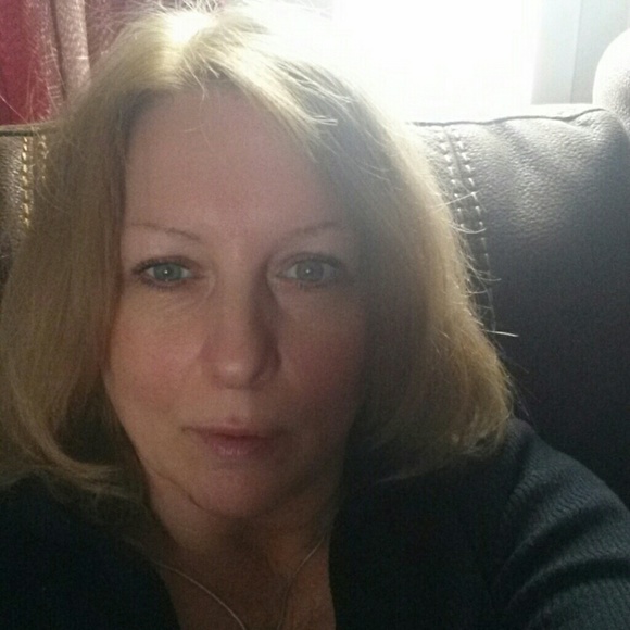 Profile Picture of Laura Hendrixson (@lhendrixson) on Poshmark