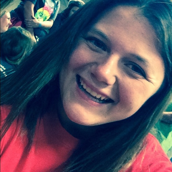 Profile Picture of Adrianna Fuls (@adriannaf) on Poshmark