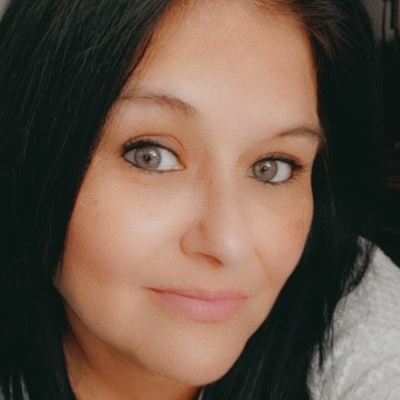 Profile Picture of Vivian Gaona (@viviangaona) on Poshmark