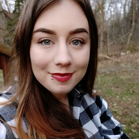 Profile Picture of Ashley Frasher (@jinx_removing) on Poshmark
