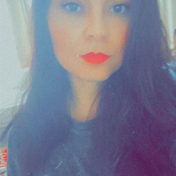 Profile Picture of Laurie Gonzalez (@laurie_gonzalez) on Poshmark