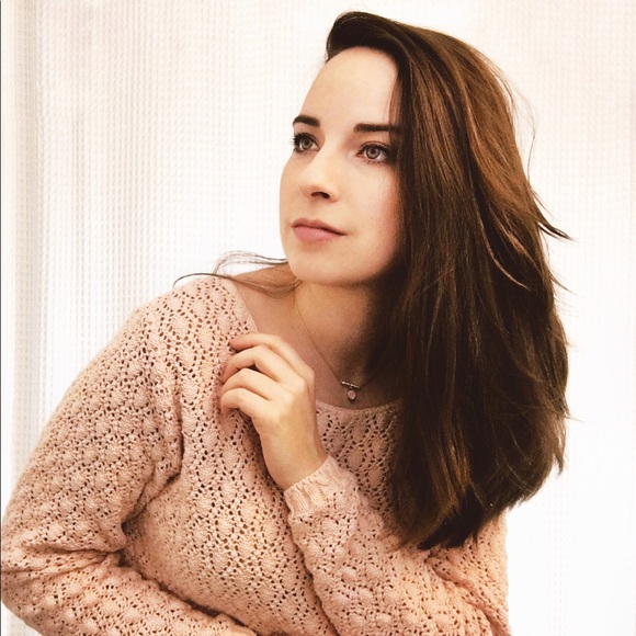 Profile Picture of Holly Madland (@sunnyfleure) on Poshmark