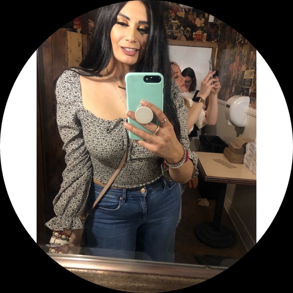 Profile Picture of Natalie Scebbi (@nscebbi) on Poshmark