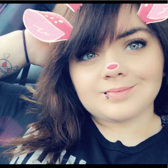 Profile Picture of Tabitha Rhudy (@tabithatwolou) on Poshmark