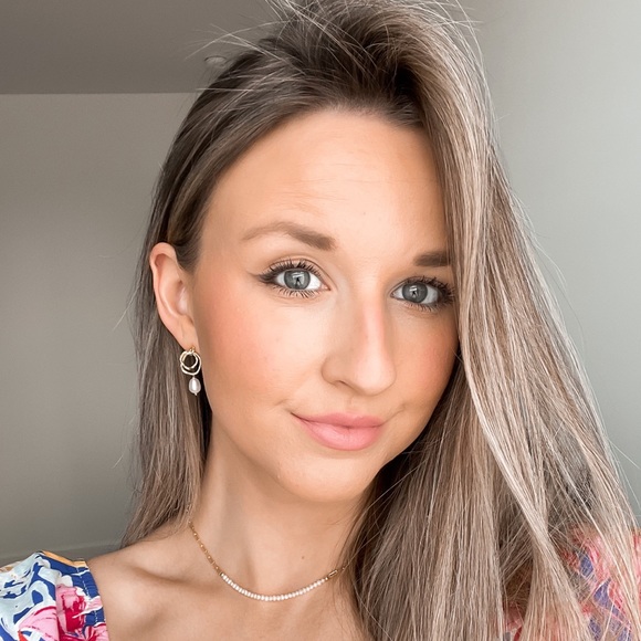 Profile Picture of Nicole Degroff (@nicolebdegroff) on Poshmark