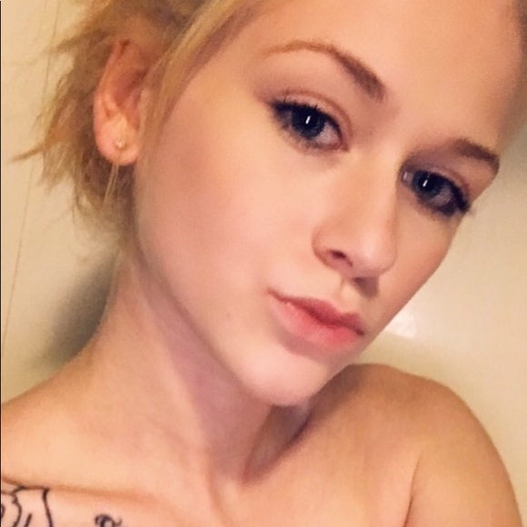 Profile Picture of Kimberly Powers (@kimberlyp969) on Poshmark