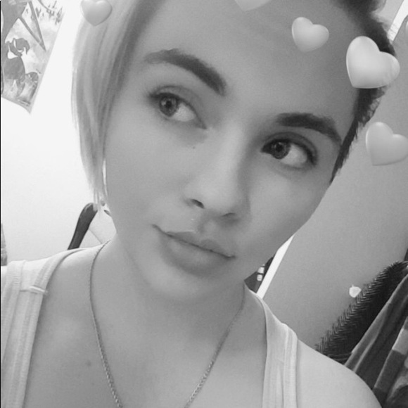 Profile Picture of Savannah Chapman (@vanbug00) on Poshmark