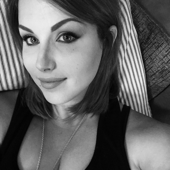 Profile Picture of Rebecca Shell (@beccshell10414) on Poshmark