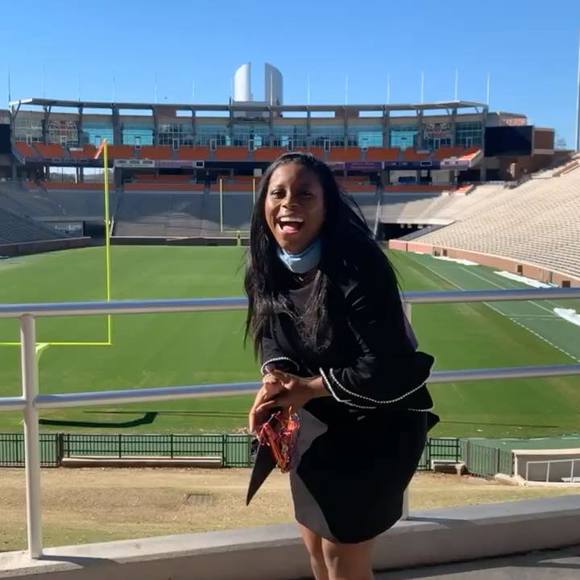 Profile Picture of Ria Grenardo (@riag23) on Poshmark