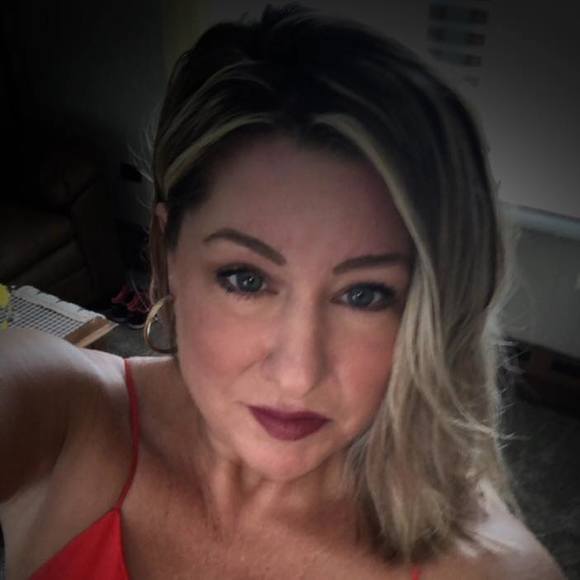 Profile Picture of Lisa Anfield (@lisamarie2020) on Poshmark