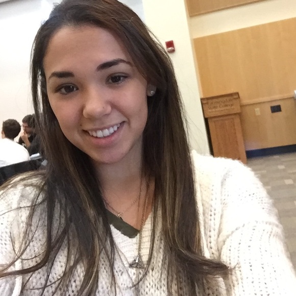 Profile Picture of Steph Fives (@lovetoshop105) on Poshmark