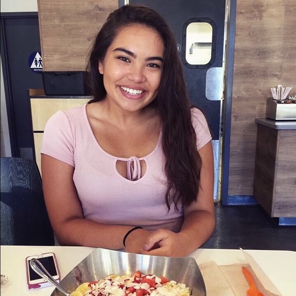 Profile Picture of Danielle Gee (@danigee2010) on Poshmark