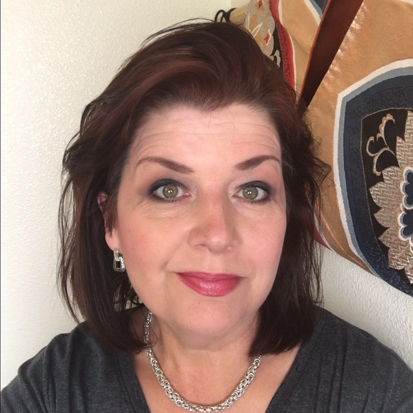 Profile Picture of Kimberly Cheatham (@kimdelacreme) on Poshmark