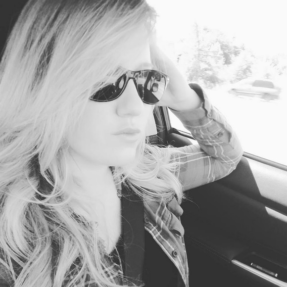 Profile Picture of Dawn Helzer (@dawnhelzer) on Poshmark