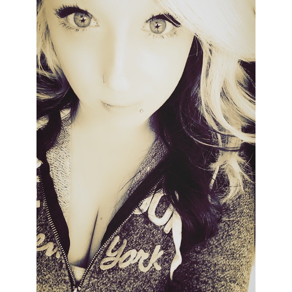 Profile Picture of Ashley Kanavas (@hadleyrylan) on Poshmark