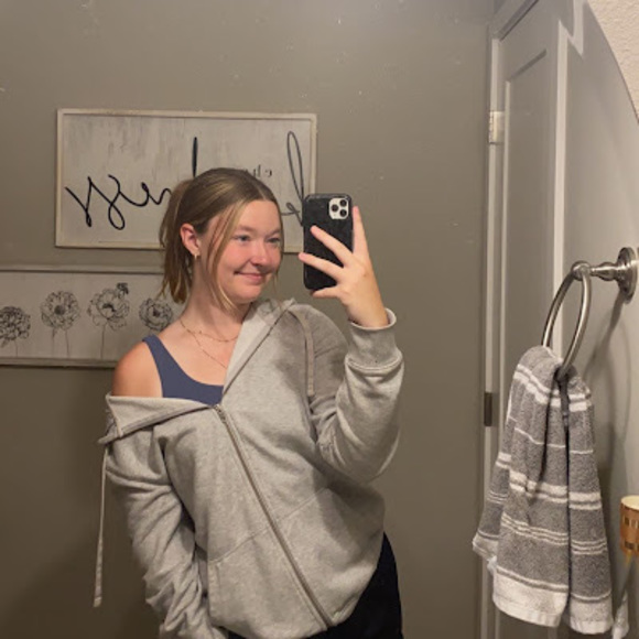 Profile Picture of Emma Gullion (@emmagullion3) on Poshmark