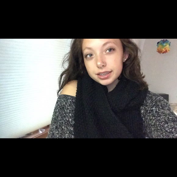 Profile Picture of Ivy Sordahl (@ivyannemarie) on Poshmark