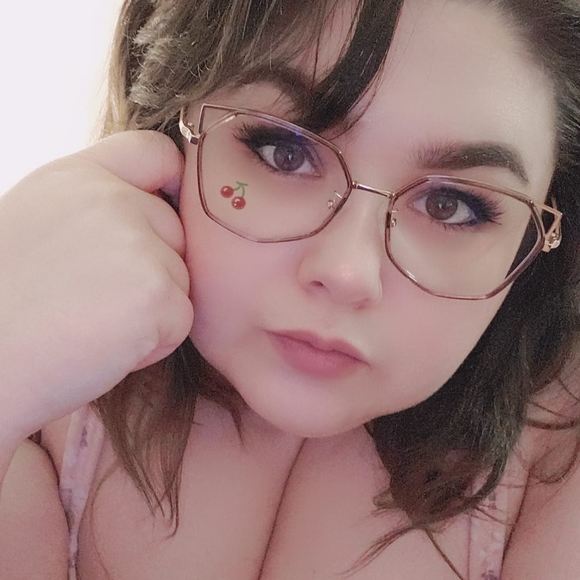 Profile Picture of Amanda Hughes (@twistedkiwi) on Poshmark