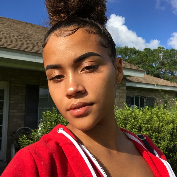 Profile Picture of Ava Graves (@avyonnag) on Poshmark