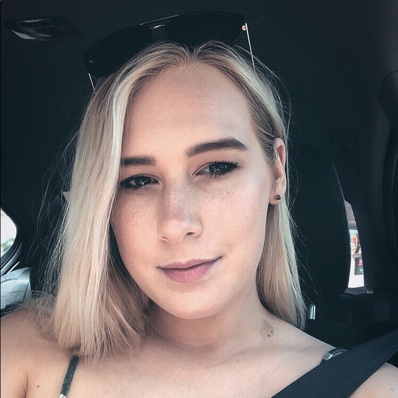 Profile Picture of Taryn Meyer (@taryn_r_meyer) on Poshmark
