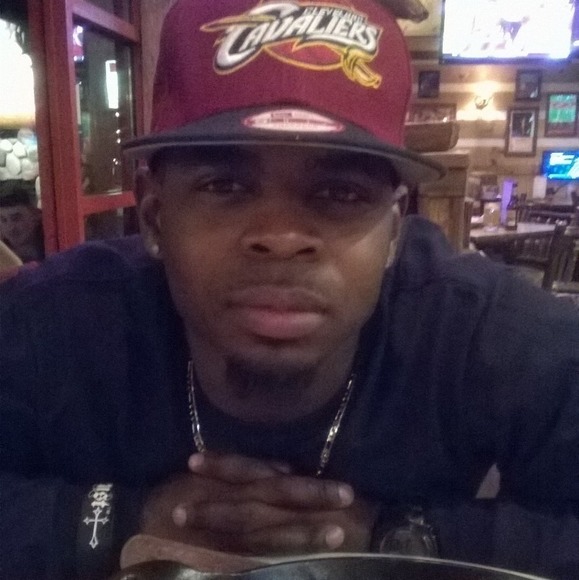 Profile Picture of Carl Harris (@carlh33) on Poshmark