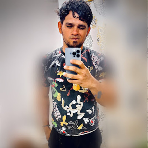 Profile Picture of Gabriel Dávila (@davila095) on Poshmark