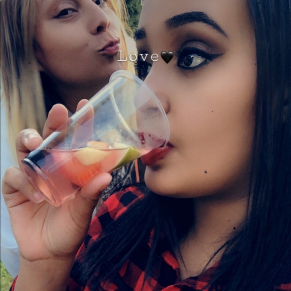 Profile Picture of Amber Romero (@amberromero0320) on Poshmark