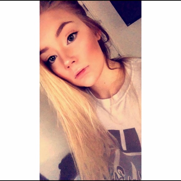 Profile Picture of Samantha Scouller (@sscouller) on Poshmark