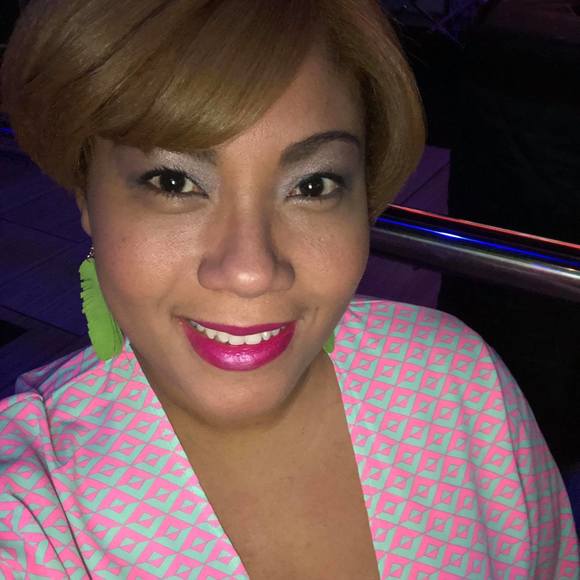 Profile Picture of Barbara Burgos (@barbaraburgos) on Poshmark