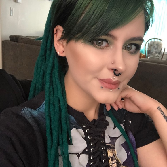 Profile Picture of Alyssa Peever (@dkderiatris) on Poshmark