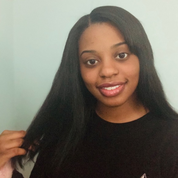 Profile Picture of Robinique Colvin (@beautyistrue13) on Poshmark