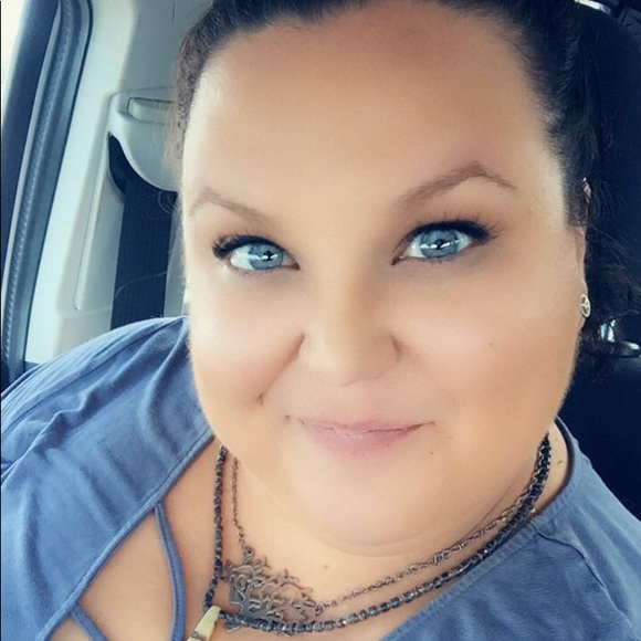 Profile Picture of Leah Fields (@fieldzer) on Poshmark