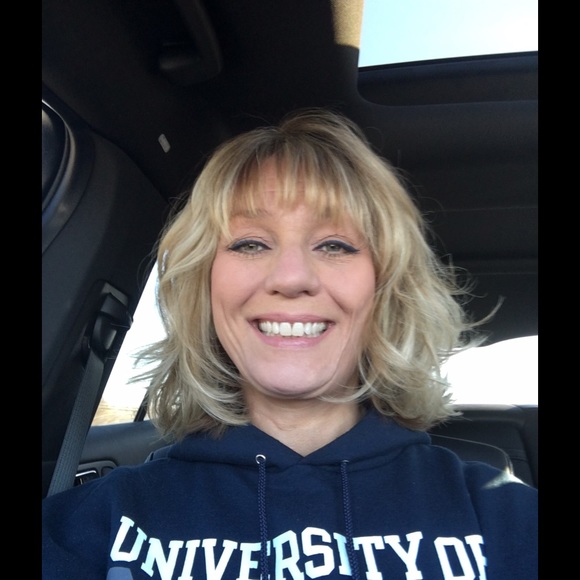 Profile Picture of Lisa Kennedy (@deenails4life) on Poshmark