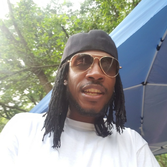 Profile Picture of Johnny Hayes (@johnnybow) on Poshmark