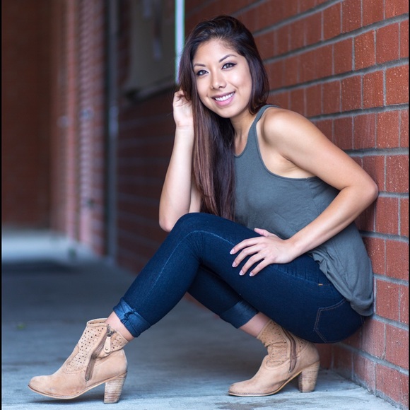 Profile Picture of Alex Palacios (@atpalacios) on Poshmark