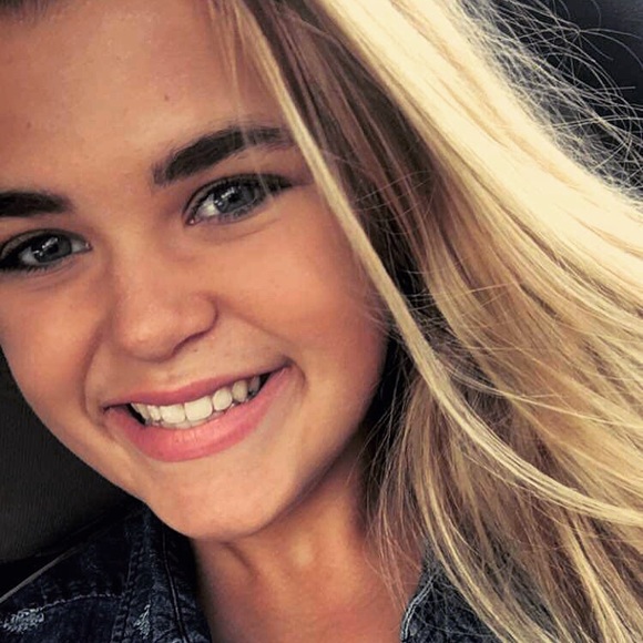 Profile Picture of Ana Broadhead (@anabroadhead) on Poshmark