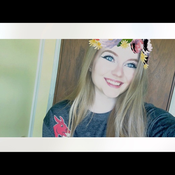 Profile Picture of Celena Hollon (@cjh2017) on Poshmark