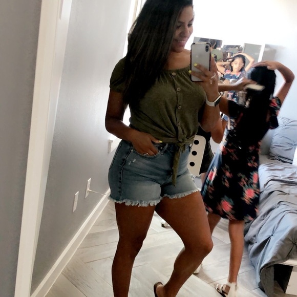 Profile Picture of Val Chaires (@valchaires) on Poshmark