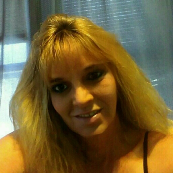 Profile Picture of Lorraine Hahn (@lori0227678) on Poshmark