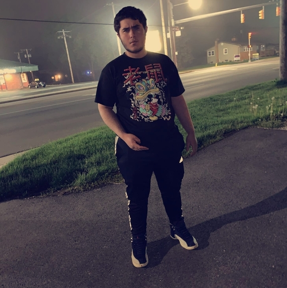 Profile Picture of Efrain Santos (@glasses123) on Poshmark