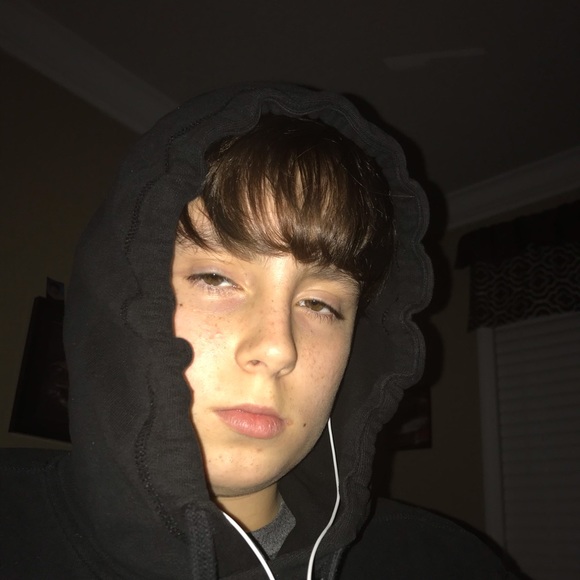 Andrew Dobbind - Poshmark Profile Picture of Andrew Dobbind (@sneekershopppp) on Poshmark