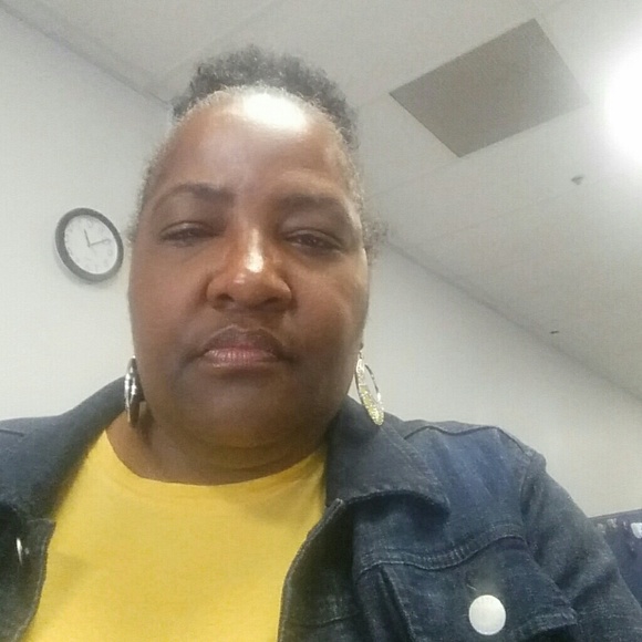 Profile Picture of Melanie Stokes (@mstokes26) on Poshmark