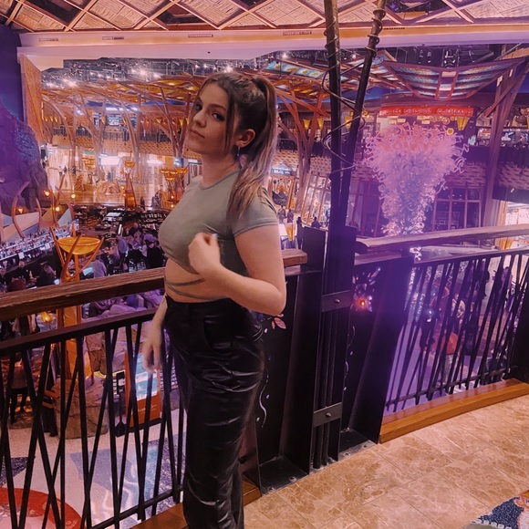 Profile Picture of Jenna Connors (@jeconnors) on Poshmark