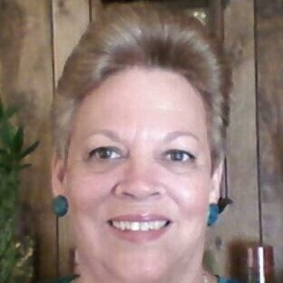 Profile Picture of Cindy Burgess (@cindyburgess295) on Poshmark