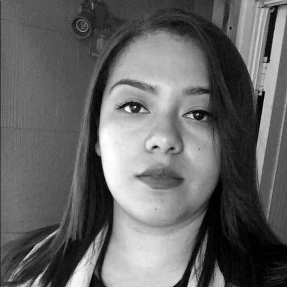 Profile Picture of Laura Colindres (@lacolindres) on Poshmark
