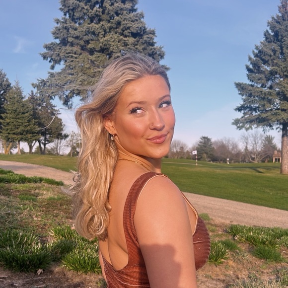 Profile Picture of Ella Pathmann (@ellapathmann05) on Poshmark