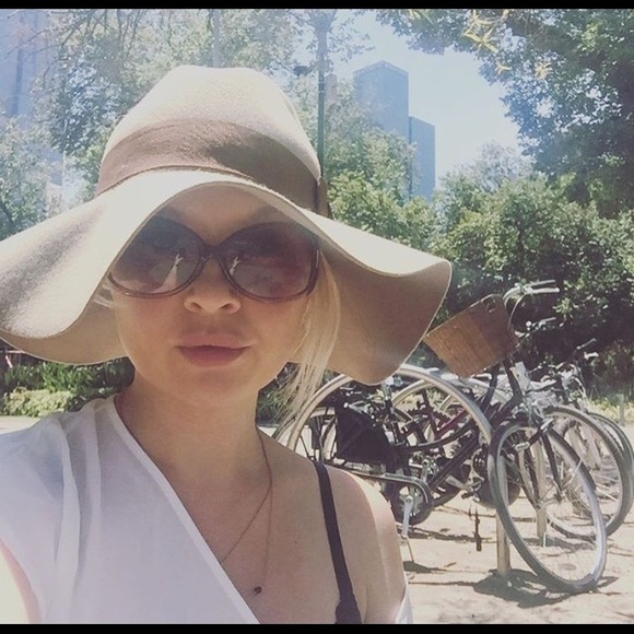 Profile Picture of Lee Hocking (@nicolettevoigt) on Poshmark