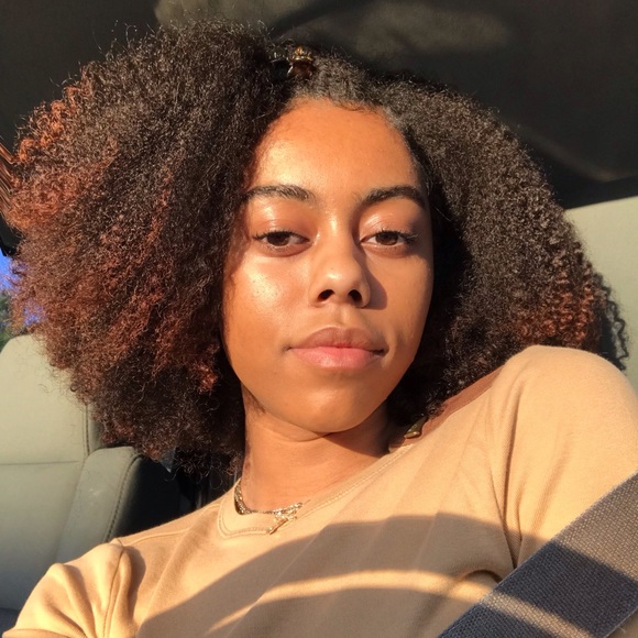 Profile Picture of Tia Singleton (@tsingl19) on Poshmark