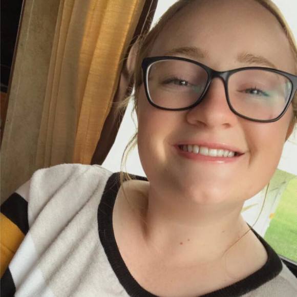 Profile Picture of Lizzy Timpson (@liztimpson) on Poshmark